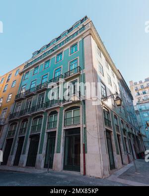 Tradizionale casa piastrellata a Lisbona, Portogallo. Edificio con rivestimento in azulejo verde turchese, balconi in ferro battuto e lanterne d'epoca. Foto Stock