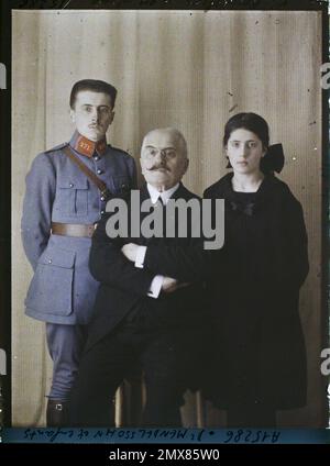 Proprietà di Albert Kahn, Boulogne, Francia Dottor Maurice Mendelssohn con sua figlia Henriette e suo figlio Georges, Foto Stock