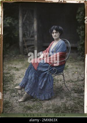 Soissons, Aisne, Francia Madame Mireille Andrieu, la moglie del sub-prefetto, nel giardino della sub-prefettura , 1917 - Aisne - Fernand Cuville (sezione fotografica dell'esercito) - (maggio-luglio) Foto Stock