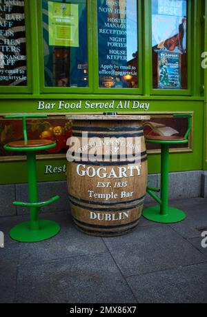 Dublino, Irlanda - 01.27.2023: Oliver St. John Gogarty Barrel sulla strada. Foto Stock