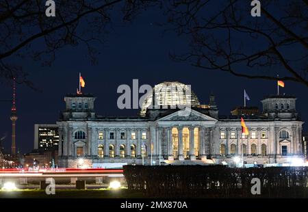 Berlino, Germania. 02nd Feb, 2023. Le luci per auto lasciano strisce di luce davanti all'edificio del Reichstag e la cupola illuminata dopo il tramonto (ripresa con esposizione prolungata). La torre della televisione di Berlino è visibile sullo sfondo. Credit: Philipp Znidar/dpa/Alamy Live News Foto Stock