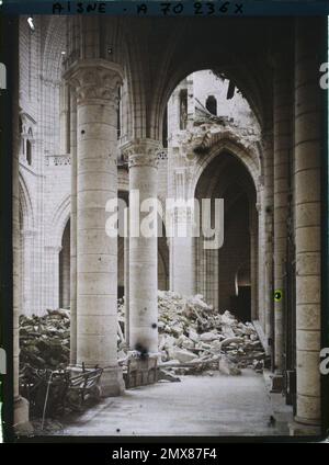 Soissons, Aisne, Francia navata della cattedrale con detriti della volta , 1917 - Aisne - Fernand Cuville (sezione fotografica dell'esercito) - (maggio-luglio) Foto Stock