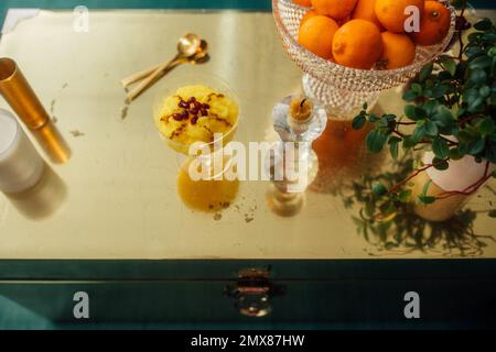 Vita morta con il dessert di riso allo zafferano persiano, Sholeh Zard, sul tronco d'oro del tavolo Foto Stock