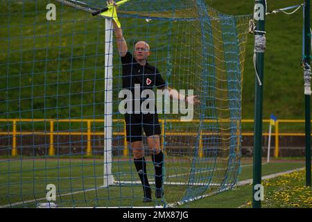 Fa Wales, ufficiali di calcio in azione alla partita delle leghe di Adran Foto Stock