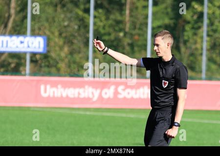 Fa Wales, ufficiali di calcio in azione alla partita delle leghe di Adran Foto Stock