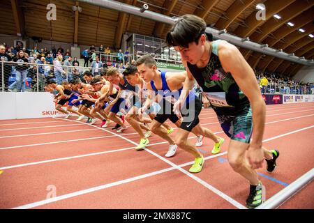 Ostrava, Repubblica Ceca. 02nd Feb, 2023. Gli atleti iniziano nella corsa maschile di 1 miglia durante la riunione di atletica di gala del Ceco Indoor della categoria Silver del World Indoor Tour, il 2 febbraio 2023, a Ostrava, Repubblica Ceca. Credit: Vladimir Prycek/CTK Photo/Alamy Live News Foto Stock