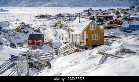 Case colorate aggrappate al lato della montagna a Uummannaq nella Groenlandia occidentale Foto Stock