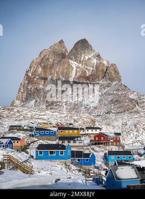 Case colorate aggrappate al lato della montagna a Uummannaq nella Groenlandia occidentale Foto Stock