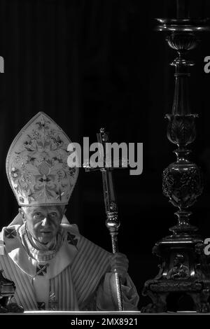 Città del Vaticano, Vaticano, 6 gennaio 2013. Papa Benedetto XVI dirige la Messa dell'Epifania nella Basilica di San Pietro Foto Stock