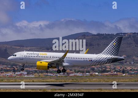 Los Rodeos, Isole Canarie di tenero; 24 2020 luglio: Vueling Airbus A320-271N, sbarco, all'aeroporto della città di la Laguna Foto Stock