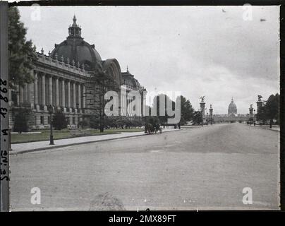 Parigi (VIIE-VIIIE arr.), Francia la vecchia avenue Nicolas II (attuale avenue Winston Churchill), il Petit Palais, il Pont Alexandre III e l'Hôtel des Invalides, Foto Stock