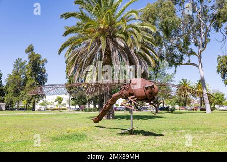 Huelva, Spagna - 28 aprile 2022: Vista parziale del monumento ad una dragonfly realizzata in acciaio corten, nel Campus de “El Carmen” della Huelva Universit Foto Stock