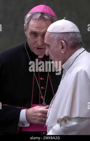 Città del Vaticano, Vaticano, 15 gennaio 2020. Papa Francesco con Monsignor Georg Gaenswein durante un'udienza generale settimanale nella Sala Paolo VI Foto Stock