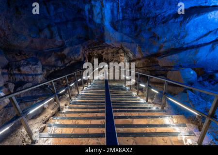 Una scala illuminata all'interno della Grotta di Goughs a Cheddar nel Somerset Foto Stock