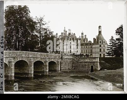 Chambord, Francia il ponte e il castello , 1909 - Centro di Francia - Auguste Léon - (giugno) Foto Stock