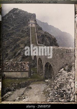 Reel, Alpes-Maritimes, Francia la Chapelle Notre-Dame de la Menour, ingresso al villaggio , 1912 - Alpes-Maritimes, Cap Martin - Auguste Léon - (Mars) Foto Stock