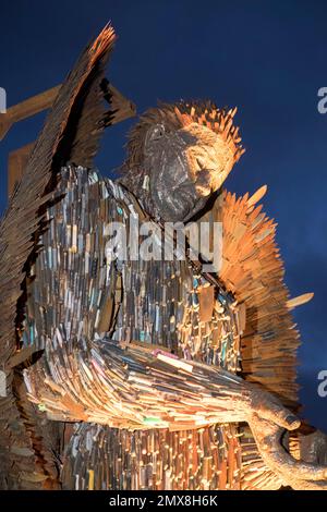 Gloucester, Regno Unito. 2nd Feb, 2023. Knife Angel è una scultura alta 27 metri fatta di coltelli confiscati dalle forze di polizia nazionali. L'Angelo si trova fuori dalla famosa Cattedrale di Gloucester come parte di un tour nazionale che sensibilizza il pubblico sul crimine dei coltelli. Creato dallo scultore Alfie Bradley, l'angelo mostra la necessità di un cambiamento sociale e funge da memoriale per coloro che sono colpiti dalla violenza. Credit: JMF News/Alamy Live News Foto Stock