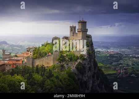 Repubblica di San Marino, prima torre medievale della Guaita sul monte Titano e vista panoramica sulla Romagna Foto Stock