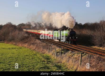 61306 'Mayflower' passa davanti al Cherry Tree su 21.12.22 con il tour dei treni Saphos 'Pennine Moors Christmas Cracker'. Foto Stock