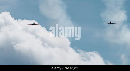 due aerei che volano testa su un cielo blu cielo con nuvole bianche. azienda di concetto e cura. Foto Stock