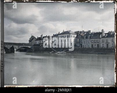 Château-Thierry, Aisne, Francia il Vecchio Pont de la Marne distrusse nel 1918, sulla destra, una barca samaritana e il Quai des Baigneuses , 1914-1915 - zone devastate, Nord e Est della Francia - Jean Brunhes, Auguste Léon e Georges Chevalier - (dicembre 1914 - aprile 1915) Foto Stock