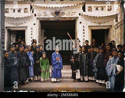 Nam-Giu, provincia di Hà-Dông, Tonkin, Cantone Indochina capo e autorità del villaggio si riunirono di fronte alla Dinh ('Casa Comunale'), Léon occupato in Indochina Foto Stock