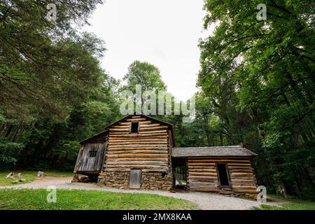 Elijah Oliver Place, una tenuta dei pionieri del XIX secolo conservata nei pressi di Cades Cove Loop Road, Great Smoky Mountains National Park, Tennessee, Stati Uniti. Foto Stock