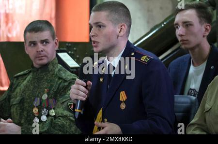 Volgograd, Russia. 02nd Feb, 2023. I membri delle organizzazioni patriottiche e giovanili russe pongono domande al presidente russo Vladimir Putin durante un evento al Museo panoramico della Battaglia di Stalingrado, il 2 febbraio 2023 a Volgograd, Russia. Putin ha segnato il 80th° anniversario della battaglia di Stalingrado confrontando la sua invasione dell’Ucraina con la lotta contro una nuova minaccia nazista. Credit: Mikhail Klimentyev/Kremlin Pool/Alamy Live News Foto Stock