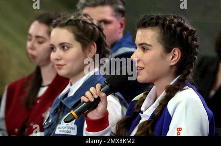 Volgograd, Russia. 02nd Feb, 2023. I membri delle organizzazioni patriottiche e giovanili russe pongono domande al presidente russo Vladimir Putin durante un evento al Museo panoramico della Battaglia di Stalingrado, il 2 febbraio 2023 a Volgograd, Russia. Putin ha segnato il 80th° anniversario della battaglia di Stalingrado confrontando la sua invasione dell’Ucraina con la lotta contro una nuova minaccia nazista. Credit: Mikhail Klimentyev/Kremlin Pool/Alamy Live News Foto Stock