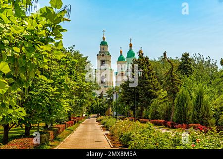 Vicolo interno con fiori del Cremlino Astrakhan nella città di Astrakhan Foto Stock