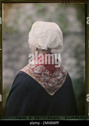 La Rochelle, Francia Madame Bonnet che porta la cuffia Rochelaise, dal retro , 1920-1921 - Charente, Gironde, basse-Pyrénées, Alti Pirenei - Fernand Cuville Foto Stock