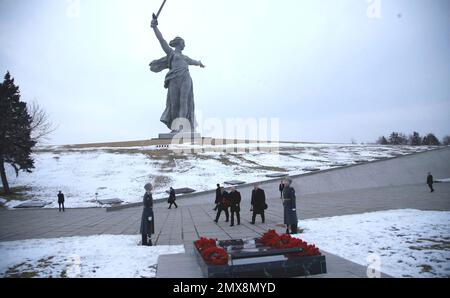 Volgograd, Russia. 02nd Feb, 2023. Il presidente russo Vladimir Putin, centro, mette i fiori alla tomba del maresciallo dell'Unione Sovietica Vasily Chuikov alla battaglia di Stalingrad museo e riserva sul memoriale Mamayev Kurgan, 2 febbraio 2023 a Volgograd, Russia. Putin ha segnato il 80th° anniversario della battaglia di Stalingrado confrontando la sua invasione dell’Ucraina con la lotta contro una nuova minaccia nazista. Credit: Volgograd Region Governor/Kremlin Pool/Alamy Live News Foto Stock