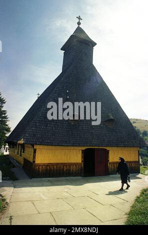 Poiana Sibiului, Sibiu County, Romania, 2000. Vista esterna della chiesa cristiana ortodossa in legno, monumento storico del 1766. Foto Stock