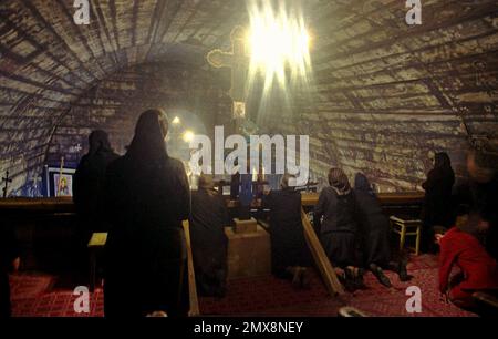 Poiana Sibiului, Sibiu County, Romania, 2000. Parrocchiani che pregano all'interno della chiesa ortodossa, monumento storico del 1766. Foto Stock