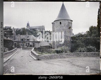 Fougères, Ille-et-Vilaine, Bretagna, Francia l'ingresso al castello con la torre Hallay di fronte al Carrée de la Haye St Hilaire torre; fondamentalmente, la chiesa di Saint-Léonard , 1915 - Sarthe, Ille -et -Vilaine, Loiret - Auguste Léon - (settembre 20 - ottobre 2) Foto Stock