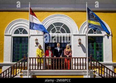 WILLEMSTAD - Re Willem-Alexander, Regina Maxima e Principessa Amalia posa per una foto dopo un pranzo con i membri del Consiglio dei Ministri e degli Stati nel Palazzo del Governo a Curacao. La Principessa della Corona ha un'introduzione di due settimane ai paesi di Aruba, Curacao e Sint Maarten e alle isole che formano i Caraibi Paesi Bassi: Bonaire, Sint Eustatius e Saba. ANP REMKO DE WAAL olanda fuori - belgio fuori Foto Stock