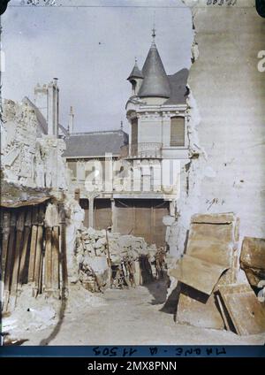 Reims, Marne, Champagne, Francia con un commerciante di rottami, rue Cérès , 1917 - Marne - Fernand Cuville (sezione fotografica degli eserciti) Foto Stock