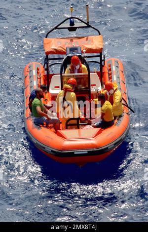 LA COSTOLA a risposta rapida di Aurora salva tre migranti disidratati dalla loro imbarcazione in partenza nel mezzo del Mar Mediterraneo sotto un calore di 30 gradi. Foto Stock