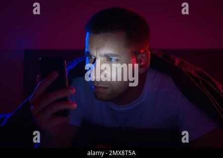 Il ragazzo ha ricevuto un avviso di sicurezza sul suo telefono. Pulsante allarme. Pericolo. Avviso di sicurezza. Invasione appartamento Foto Stock