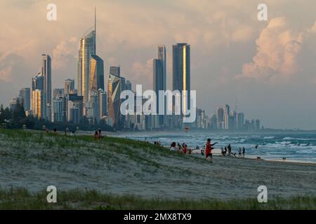 Paesaggio della Gold Coast, città vicino a Brisbane in Australia, sole serale o mattutino sulla spiaggia, oceano blu con onde e grattacieli. Australia ho Foto Stock