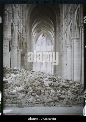 Soissons, Aisne, Francia la navata della cattedrale, detriti della volta , 1917 - Aisne - Fernand Cuville (sezione fotografica dell'esercito) - (maggio-luglio) Foto Stock
