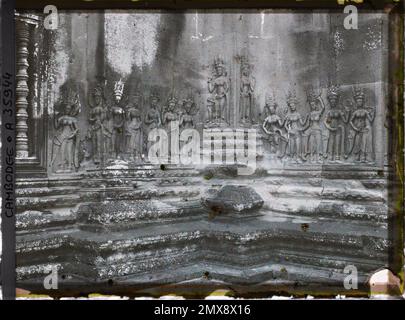 Angkor, Cambogia, Indochina un rilievo di Apsaras scolpito nell'angolo di un cortile del cortile coperto crociforme o il terzo livello (?) , Léon occupato in Indochina Foto Stock