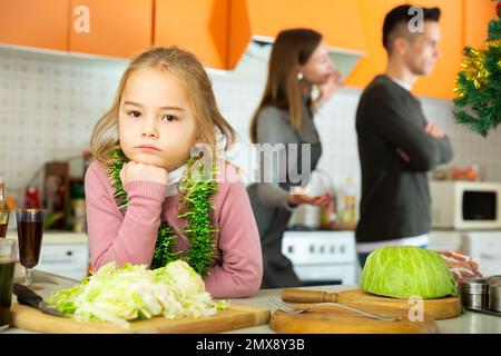 Ragazza che soffre di conflitti tra genitori Foto Stock