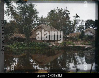 Dintorni di Hà-Nôi, Tonkin, Indochina: Case vicino a uno stagno, in un villaggio, Léon occupato in Indochina Foto Stock