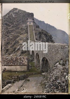 Reel, Alpes-Maritimes, Francia la Chapelle Notre-Dame de la Menour, ingresso al villaggio , 1912 - Alpes-Maritimes, Cap Martin - Auguste Léon - (Mars) Foto Stock