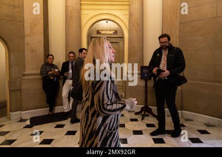 Washington, Stati Uniti d'America. 02nd Feb, 2023. Marjorie Taylor Greene (repubblicano della Georgia), rappresentante degli Stati Uniti, attraversa il Campidoglio a Washington, DC, giovedì 2 febbraio 2023. Credit: Julia Nikhinson/CNP/Sipa USA Credit: Sipa USA/Alamy Live News Foto Stock