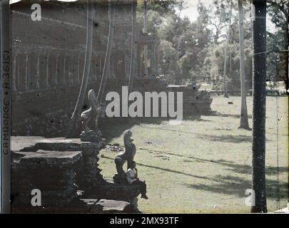 Angkor, Cambogia, Indochina Un segmento della galleria rettangolare permanente che forma la base del Tempio-Montagne, Léon occupato in Indochina Foto Stock