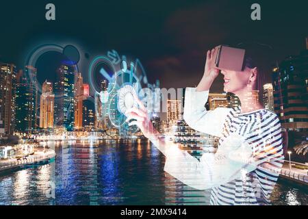 Doppia esposizione della donna con cuffie per realtà virtuale e paesaggio urbano. Tecnologia moderna Foto Stock