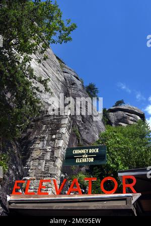 Chimney Rock è raggiungibile sia tramite sentiero e scale che tramite ascensore. L'ingresso dell'etichetta con lettere grandi e arancioni per l'ascensore. Chimney Rock può essere visto telaio Foto Stock
