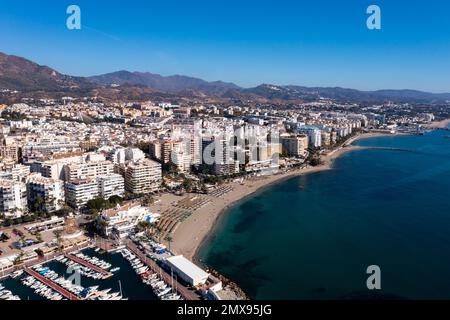 Vista aerea di Marbella dalla costa mediterranea nelle giornate di sole, Spagna Foto Stock